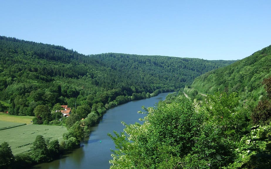 Wanderer, die anspruchsvolle Wanderwege mit vielfältigen Wald- und Wiesenlandschaften, malerische Dörfer und beeindruckende Burgen und Burgruinen schätzen, werden vom Neckarsteig begeistert sein.