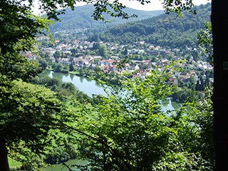 Sagenhafte Aussichten auf das Neckartal und den Neckar auf der ersten Etappe des Neckarsteigs  