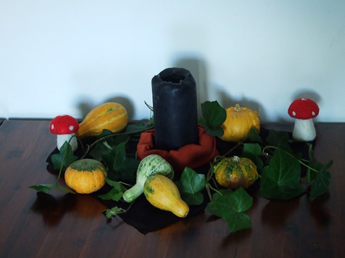 So kann beispielsweise ein "Altar" für das Jahreskreisfest Samhain aussehen, welches Du in Deiner Wohnung gestalten kannst.