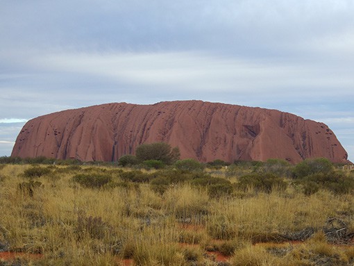 Am Uluru gibt es viel zu entdecken: Felsmalereien, eine einzigartige Tier- und Pflanzenwelt, eine faszinierende alte Kultur mit auch heute noch gelebter Naturspiritualität und zudem viele Möglichkeiten zum Wandern.