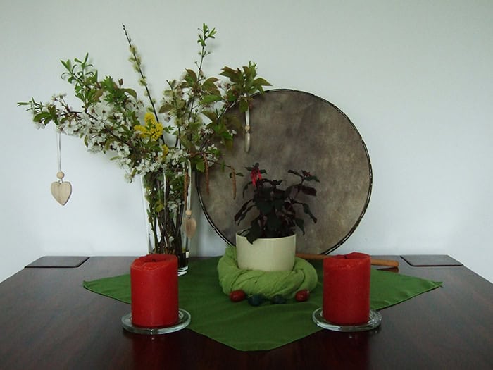 So kann ein Altar zu Beltane aussehen, mit dem Du Dir etwas Natur in die Wohnung holen kannst.