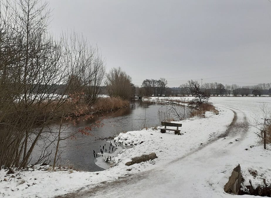 Im Winter sorgen die trüben Tage und das fehlende Sonnenlicht bei vielen Menschen für einen Winterblues. Doch mit einigen natürlichen Mitteln kann man dagegen angehen.